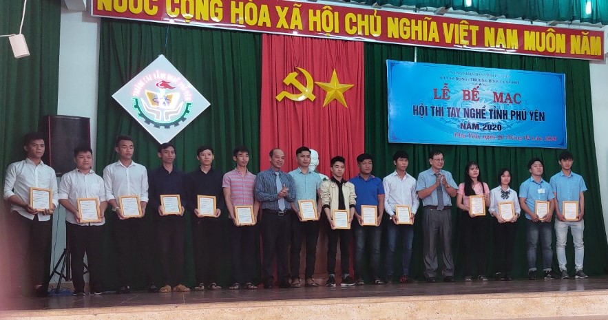 Ông Nguyễn Phất, Giám đốc Sở LĐ-TB-XH tỉnh Phú Yên trao Giải cho các thí sinh